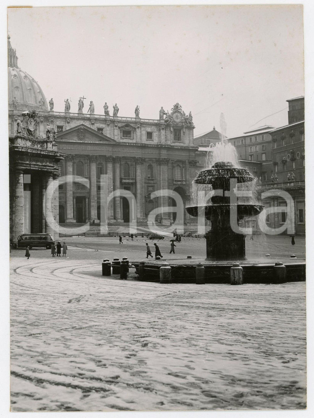 Febbraio 1956 ROMA Veduta di piazza San Pietro imbiancata dalla neve *Foto 13x18 Fotografia d'epoca, con didascalia coeva al verso. CONDIZIONI: GFORMATO: 13x18 cm    originale e autentica 1