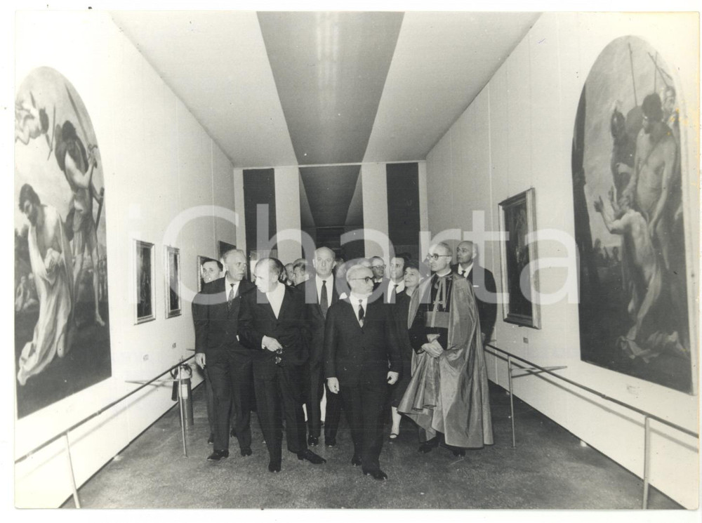1962 BOLOGNA Inaugurazione Biennale d'Arte Antica - Amintore FANFANI *Foto 18x13 Fotografia d'epoca con didascalia coeva al verso.  CONDIZIONI: G (ma minima piegatura al margine destro) FORMATO: 18x13 cm    originale e autentica 1