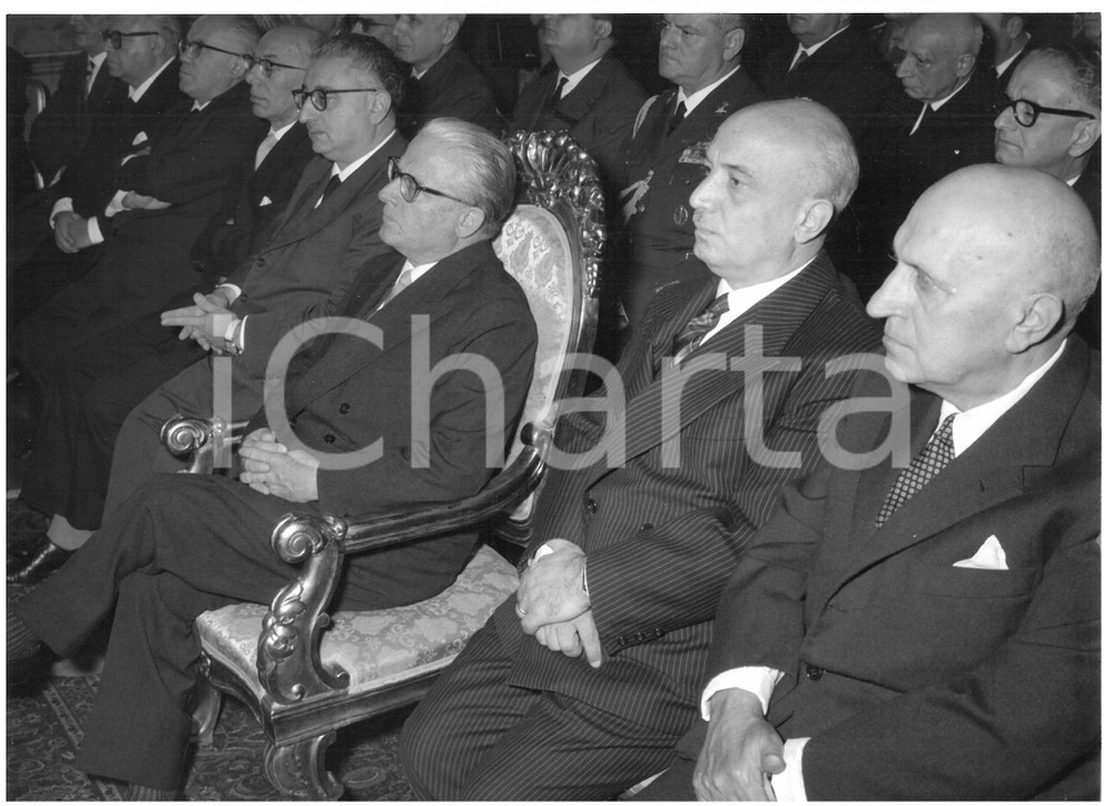 1960 ROMA Commemorazione Enrico DE NICOLA - On. Giovanni GRONCHI *Foto 18x13 Fotografia d'epoca con didascalia coeva al verso.  CONDIZIONI: G (ma lievi sovraimpressioni) FORMATO: 18x13 cm    originale e autentica 1