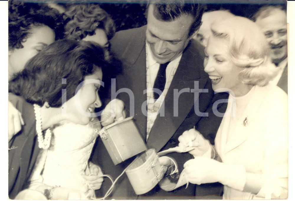 1956 PARIS Concours LEPINE - Oscar de l'invention pour le chauffe-gamelle *Photo Fotografia d'epoca, con didascalia coeva.Visibili nella foto Pierre Dudan, Fran&ccedil;oise Fabian e Lucienne Legrand. CONDIZIONI: G (ma piccolo taglio al margine sinistro)FORMATO: 18x13 cm    originale e autentica 1