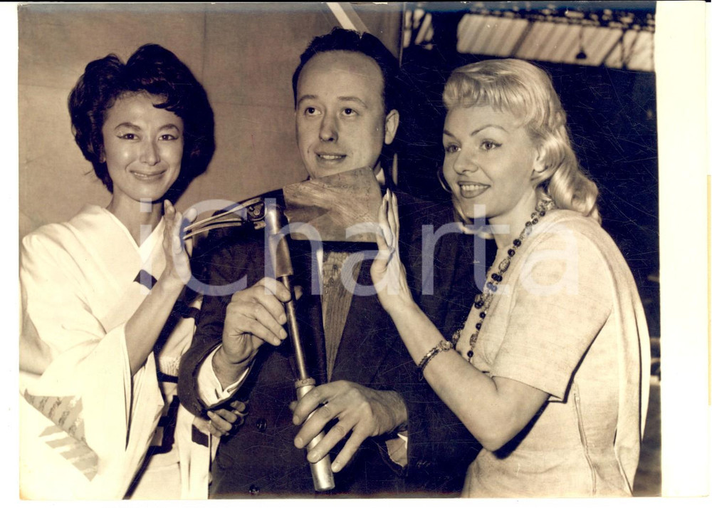 1958 PARIS Concours LEPINE - Oscar Ã  Jean DELPIERRE - Keiko KISHI Vera VALMONT Fotografia d'epoca, con didascalia coeva. CONDIZIONI: GFORMATO: 18x13 cm     originale e autentica 1