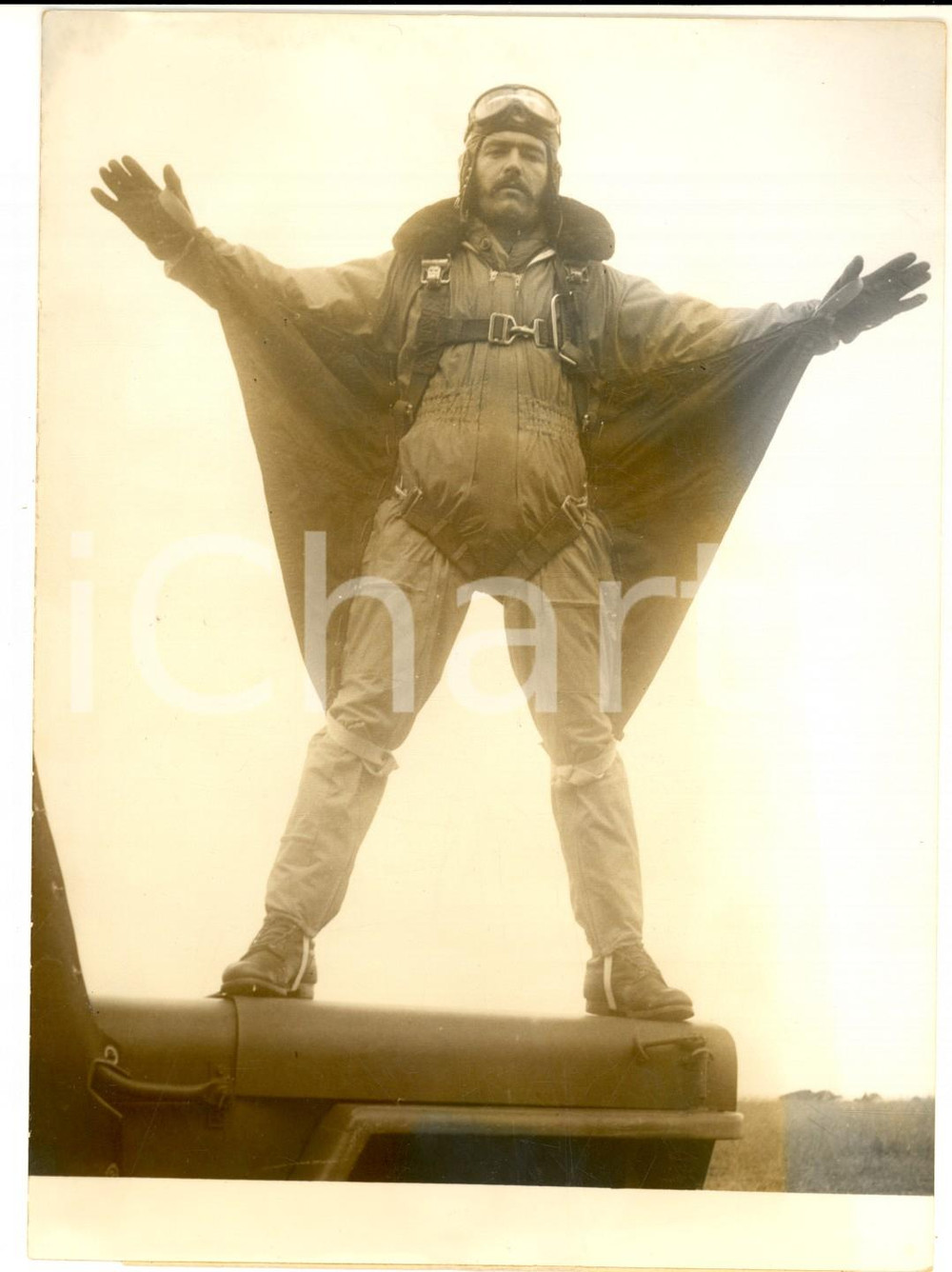 1952 QUIMPER Parachutiste Guy MASSELIN nouvel homme-oiseau *Photo 13x18 Fotografia d'epoca, con didascalia coeva.  CONDIZIONI: FAIR (alone diffuso)FORMATO: 13x18 cm    originale e autentica 1