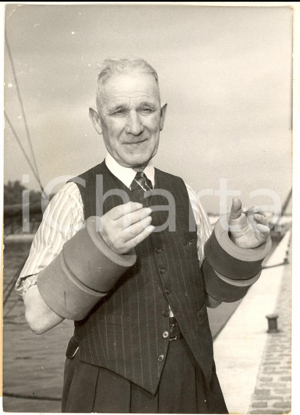 1953 PARIS Concours LEPINE - SOULAS avec ses bracelets flotteurs anti-noyade Fotografia d'epoca, con didascalia coeva. CONDIZIONI: G FORMATO: 13x18 cm    originale e autentica 1