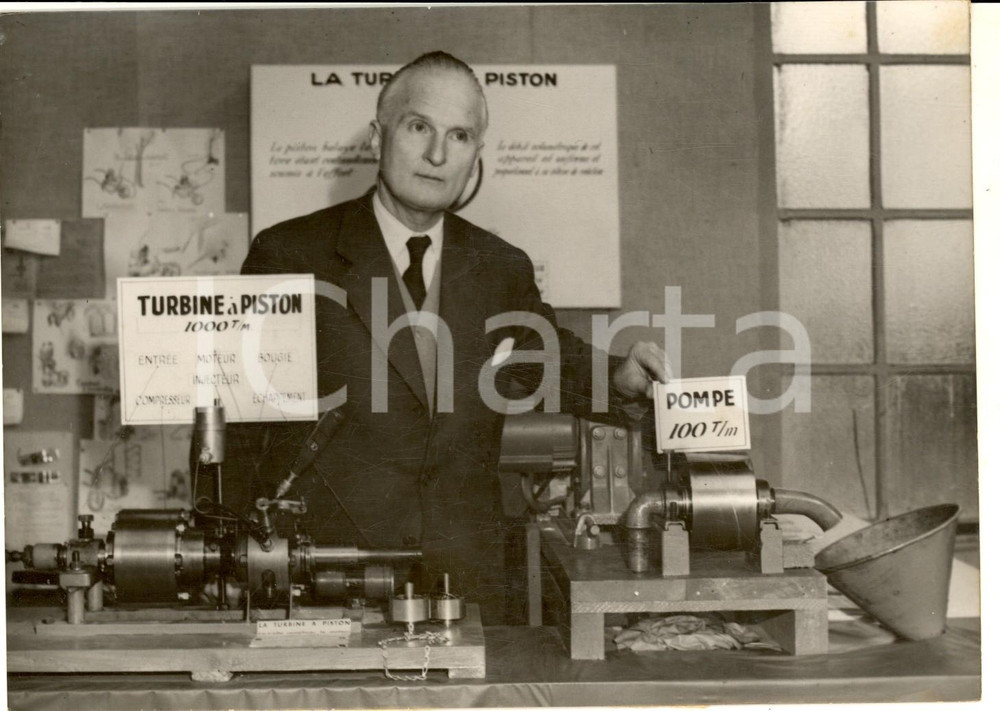 1954 PARIS Concours d'inventions - Maurice PELLADEAU avec sa machine rotative Fotografia d'epoca, con didascalia coeva al verso.  CONDIZIONI: G (ma visibile sovraimpressione) CONDIZIONI: 18x13 cm    originale e autentica 1