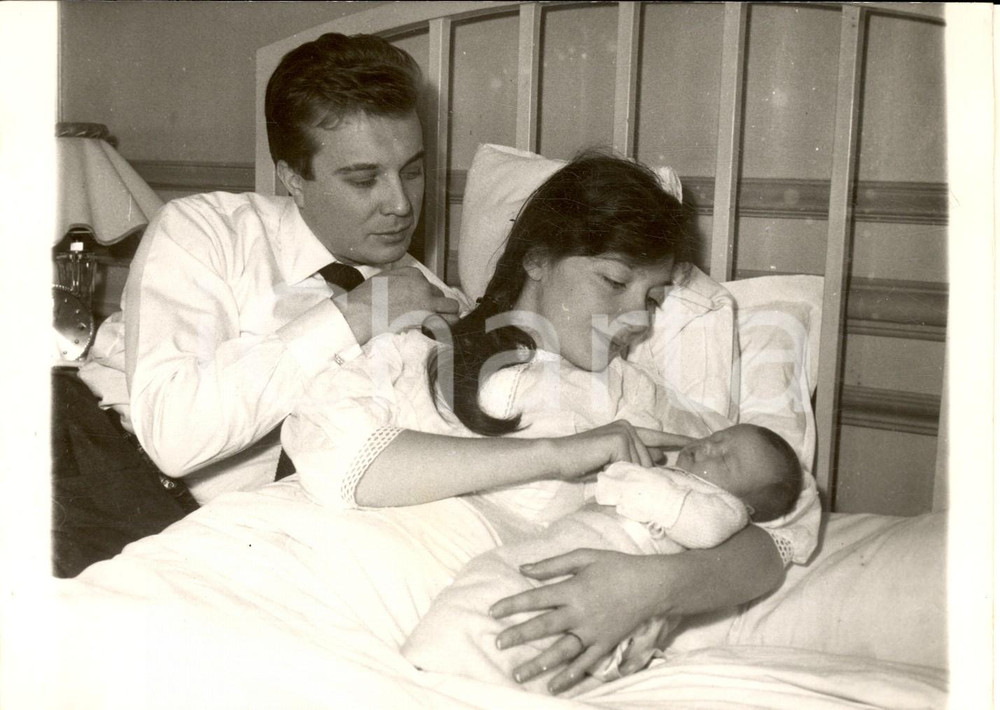 1954 PARIS Juliette GRECO Philippe LEMAIRE con la figlia neonata Laurence-Marie Fotografia d'epoca, con didascalia coeva al verso.  CONDIZIONI: G CONDIZIONI: 18x13 cm    originale e autentica 1