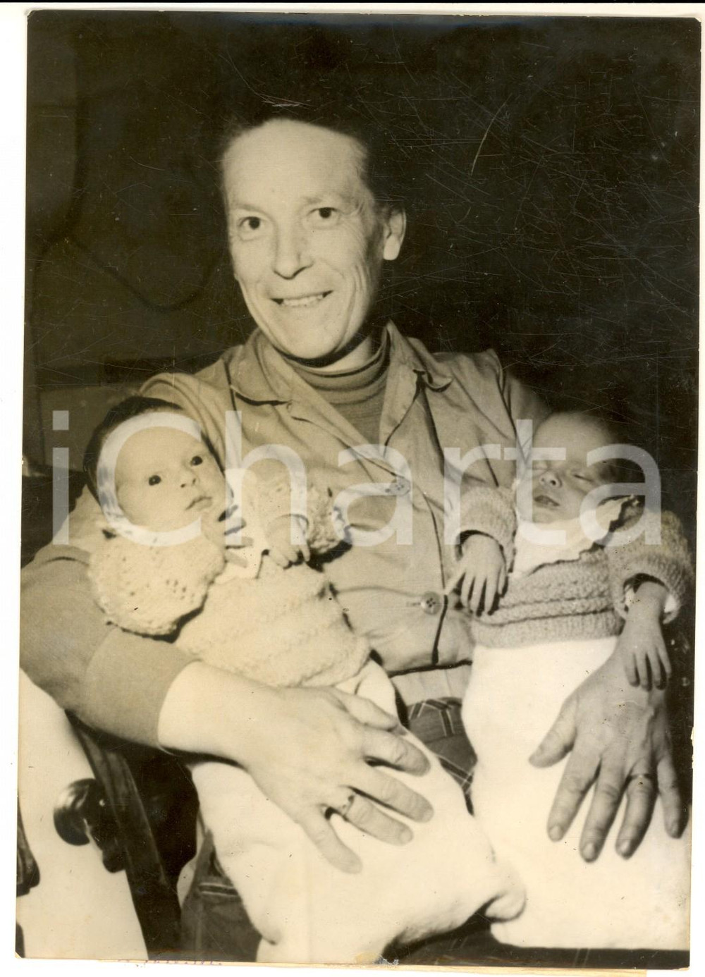 1956 IS-SUR-TILLE Mme FOIGNOT avec ses sixiÃ¨mes jumeaux *Photo 13x18 cm Fotografia d'epoca con didascalia coeva. CONDIZIONI: GFORMATO: 13x18 cm    originale e autentica 1