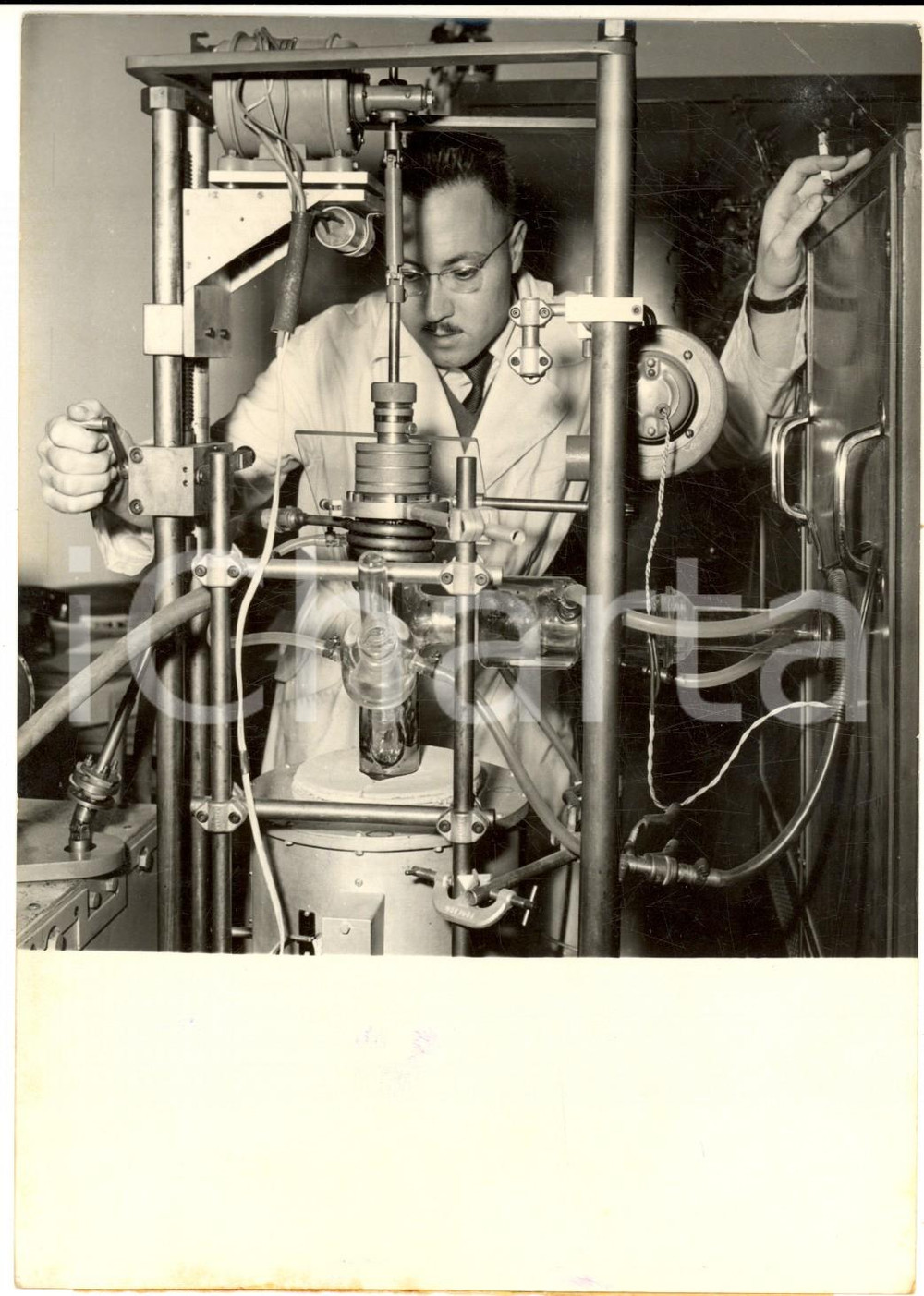 Fotografia d epoca originale 1958 ISSYLESMOULINEAUX Laboratoires C.N.E.T.  IngÃ©nieur avec tecnetron  Photo 1