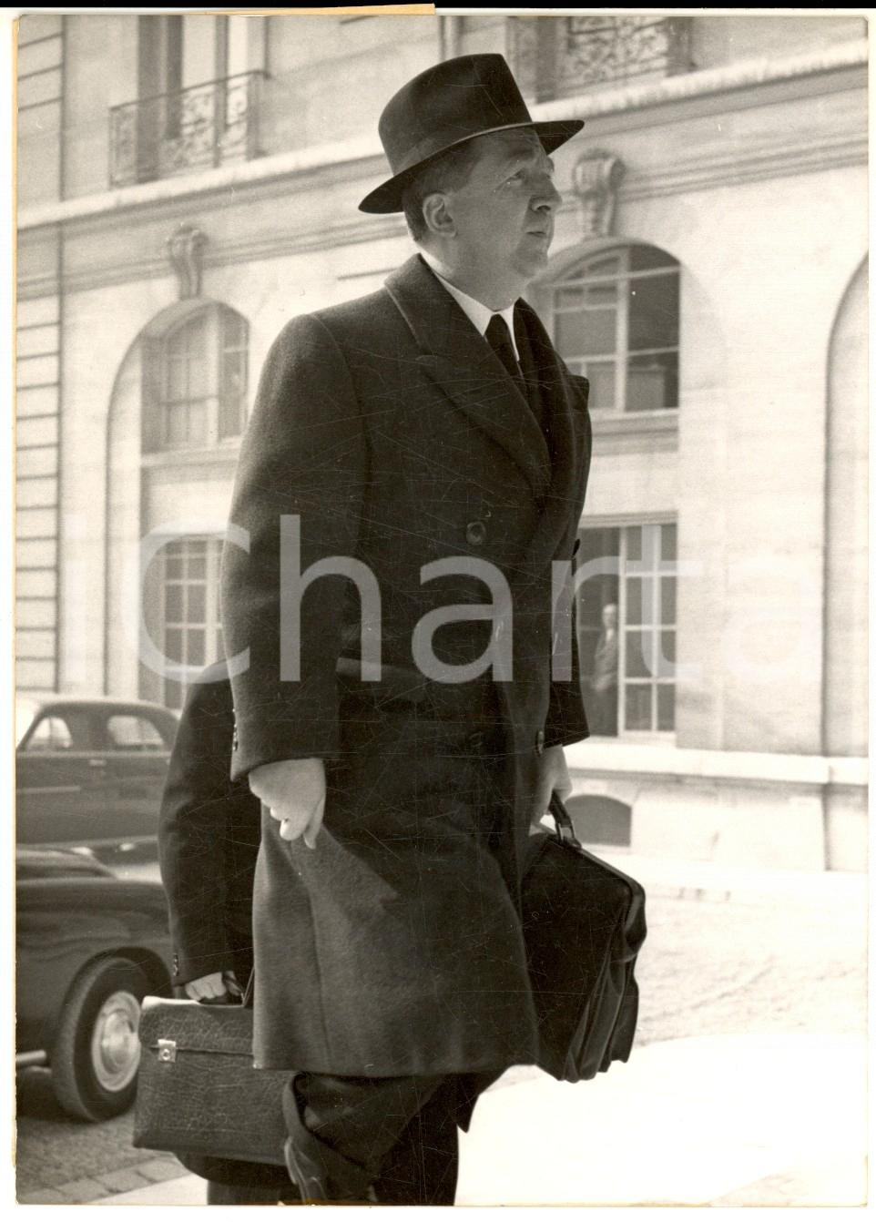 1953 PARIS Arrivo del ministro Giuseppe PELLA  a una seduta OECE - Foto 12x17 cm Fotografia d'epoca con didascalia coeva al verso.  CONDIZIONI: FAIR (due picocli graffi orizzontali)    originale e autentica 1
