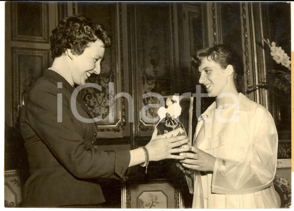 1958 PARIS Ex cieca Amabile BATTISTELLO ricevuta da Janine LE MARECHAL *Foto  Fotografia d'epoca con didascalia coeva al verso.  CONDIZIONI: G  FORMATO: 18x13 cm    originale e autentica 1
