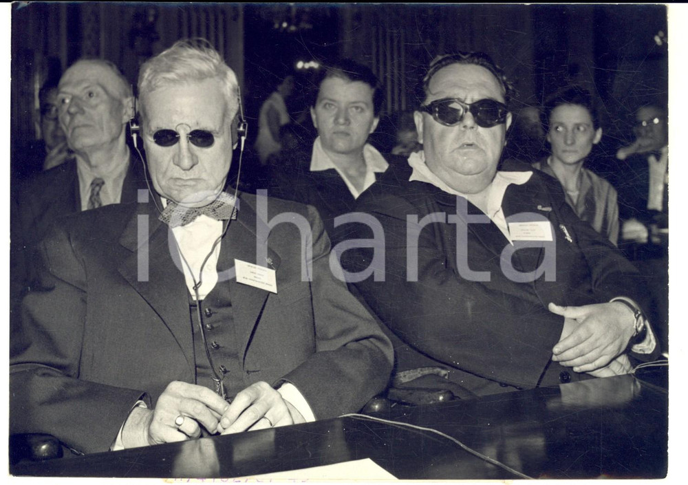 1954 PARIS Maison UNESCO - PremiÃ¨re rÃ©union Organisation protection aveugles  Fotografia d'epoca con didascalia coeva al verso.  CONDIZIONI: G (ma lieve piegatura al margine superiore e lieve sovraimpressione) FORMATO: 18x13 cm     originale e autentica 1