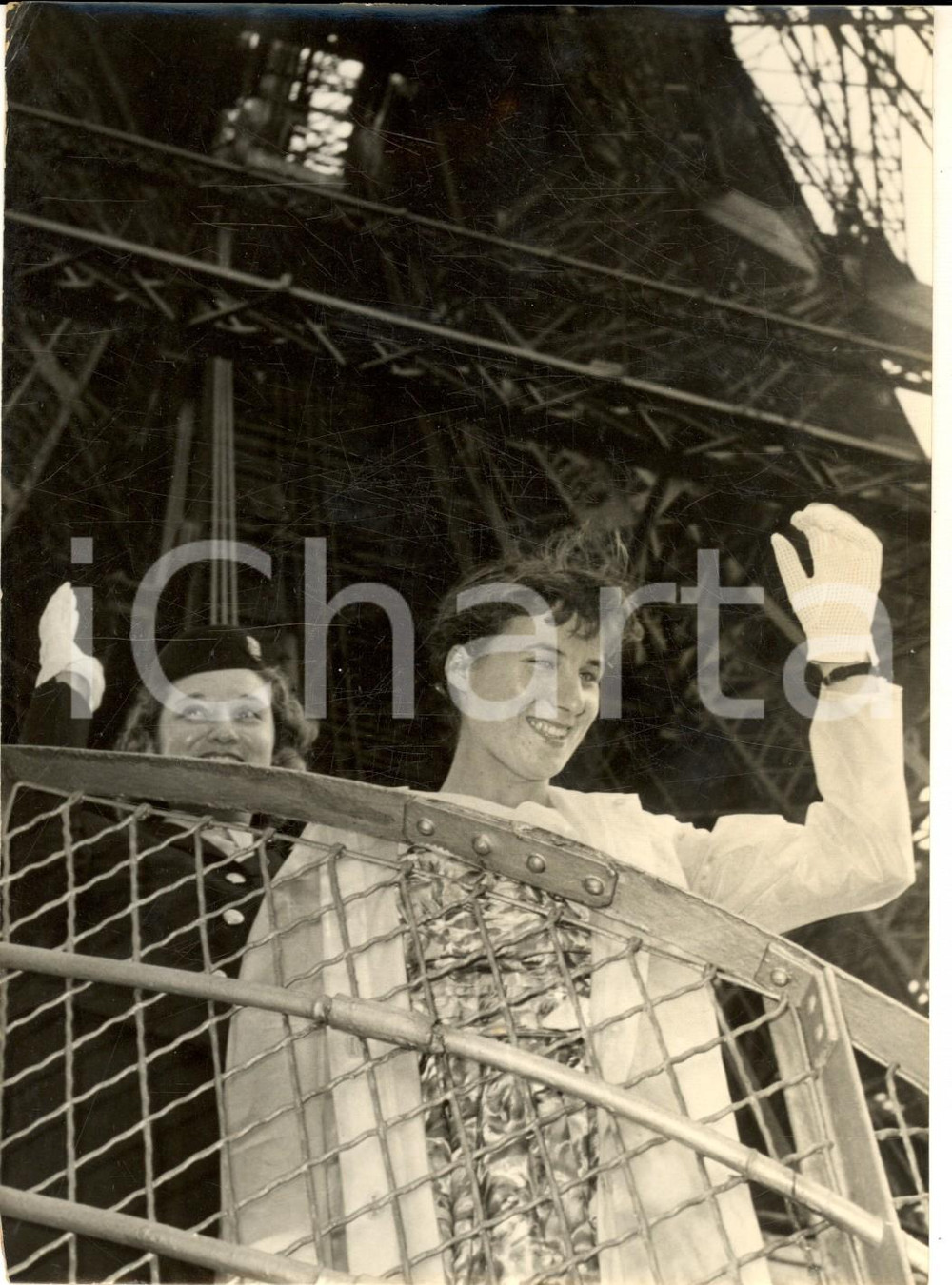 1958 PARIS Ex cieca Amabile BATTISTELLO vede per la prima volta la cittÃ  *Foto  Fotografia d'epoca con didascalia coeva al verso.  CONDIZIONI: fair (lievi graffi al margine sinistro) FORMATO: 13x18 cm     originale e autentica 1