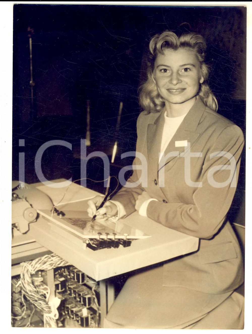 1956 PARIS Presentazione della macchina da scrivere elettronica *Foto 12x17 cm Fotografia d'epoca con didascalia coeva al verso.  CONDIZIONI: G FORMATO: 13x18 cm    originale e autentica 1