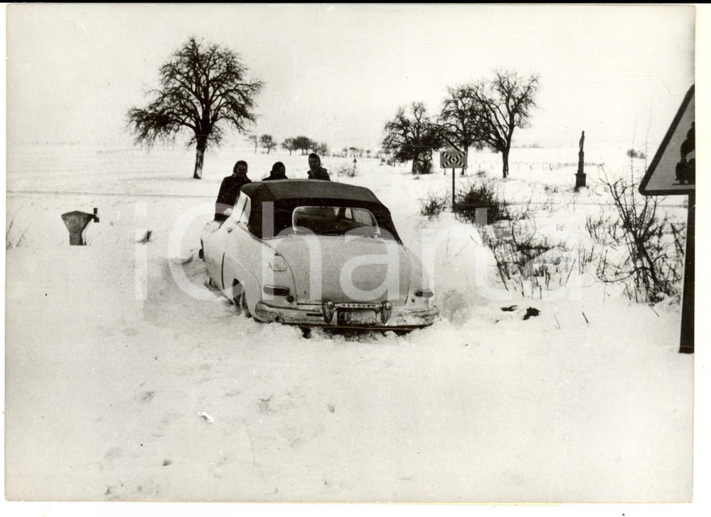 1959 SARREBOURG Auto bloccata dalla neve sulla R. N. 4 verso PHALSBOURG *Foto Fotografia d'epoca con didascalia coeva.  CONDIZIONI: VERY POOR (evidenti rigature orizzontali) FORMATO: 18x13 cm    originale e autentica 1
