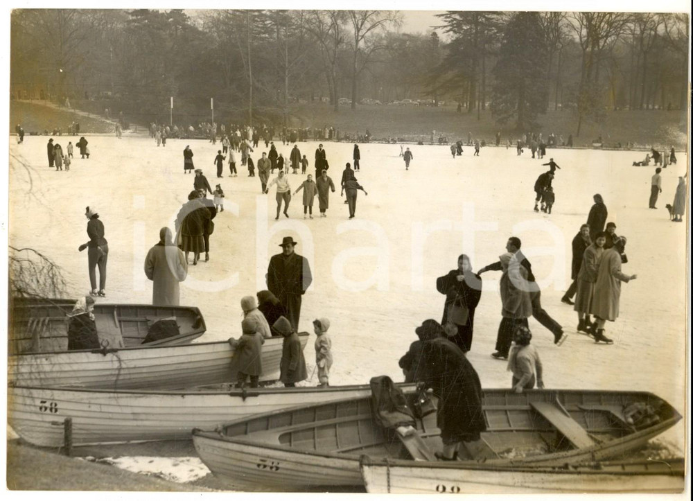 1956 PARIS BOIS DE BOULOGNE Pattinatori sul lago ghiacciato - Foto VINTAGE 18x13 Fotografia d'epoca con didascalia coeva.  CONDIZIONI: G  FORMATO: 18x13 cm    originale e autentica 1