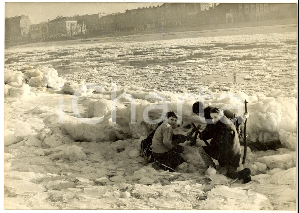 1962 NANTES Enfants construissent un igloo sur la Loire glacée - Photo 18x13