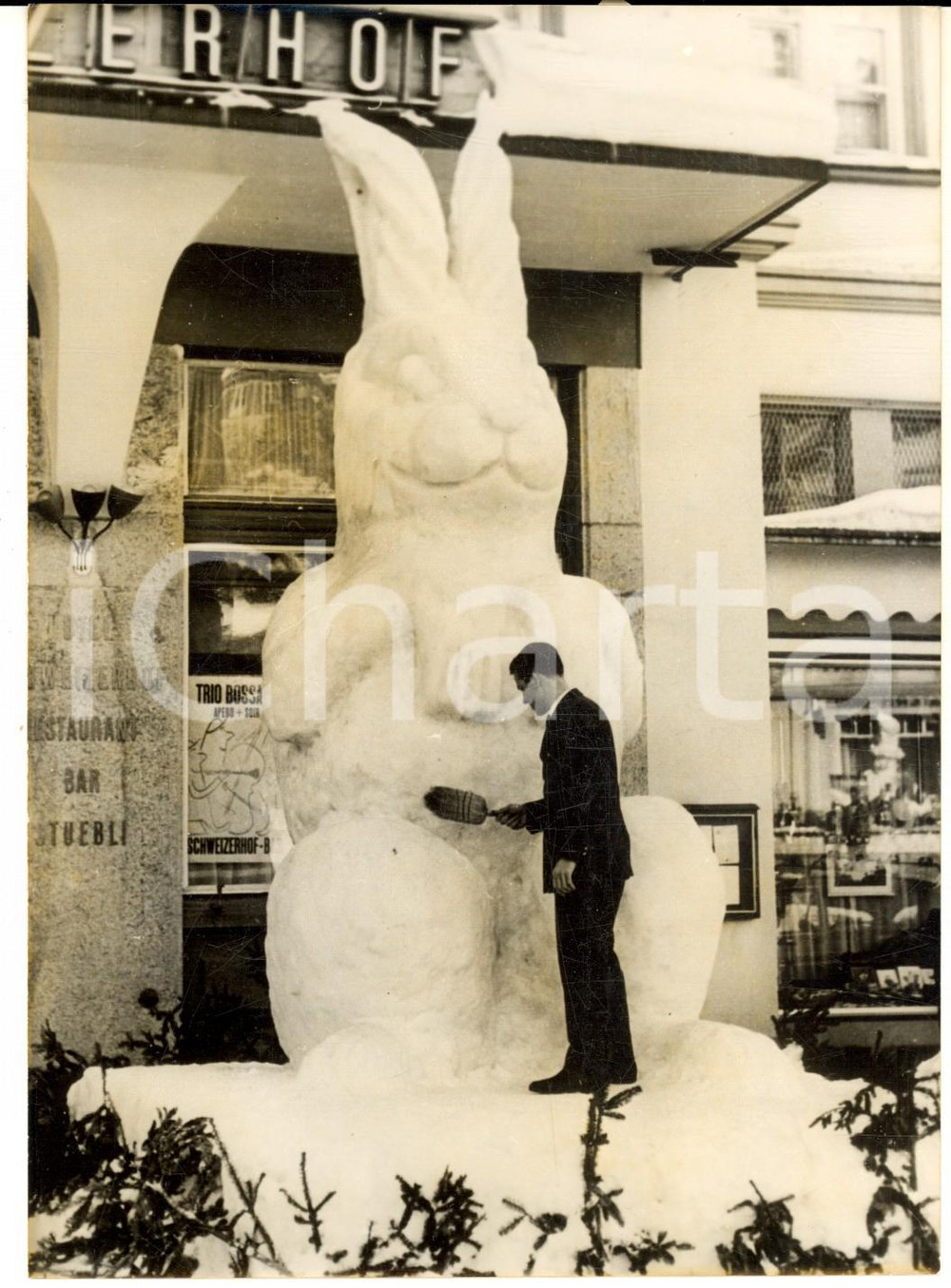 1961 SANKT MORITZ Coniglio gigante di neve davanti a un hotel - Foto 13x18 Fotografia d'epoca con didascalia coeva.  CONDIZIONI: G (ma lieve alone) FORMATO: 13x18 cm    originale e autentica 1