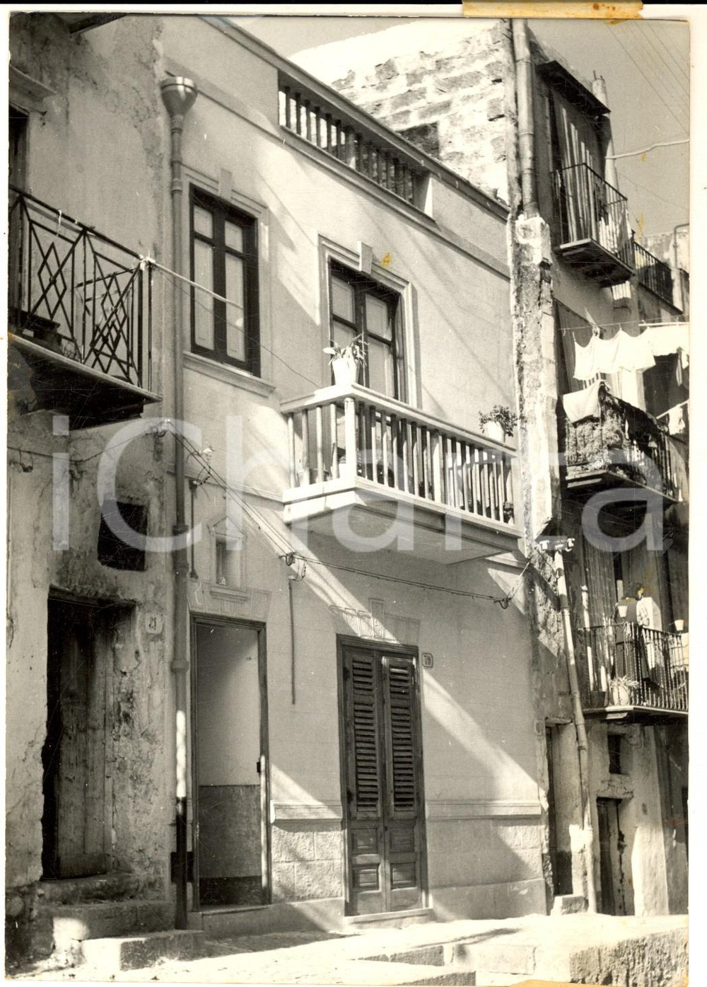 1955 ca CARINI (PA) Via Balatelle 79 - "Casa delle streghe e dei maghi" - Foto Fotografia d'epoca con didascalia coeva. CONDIZIONI: G (ma lieve sovraimpressione e residuo centrale) FORMATO: 13x18 cm    originale e autentica 1