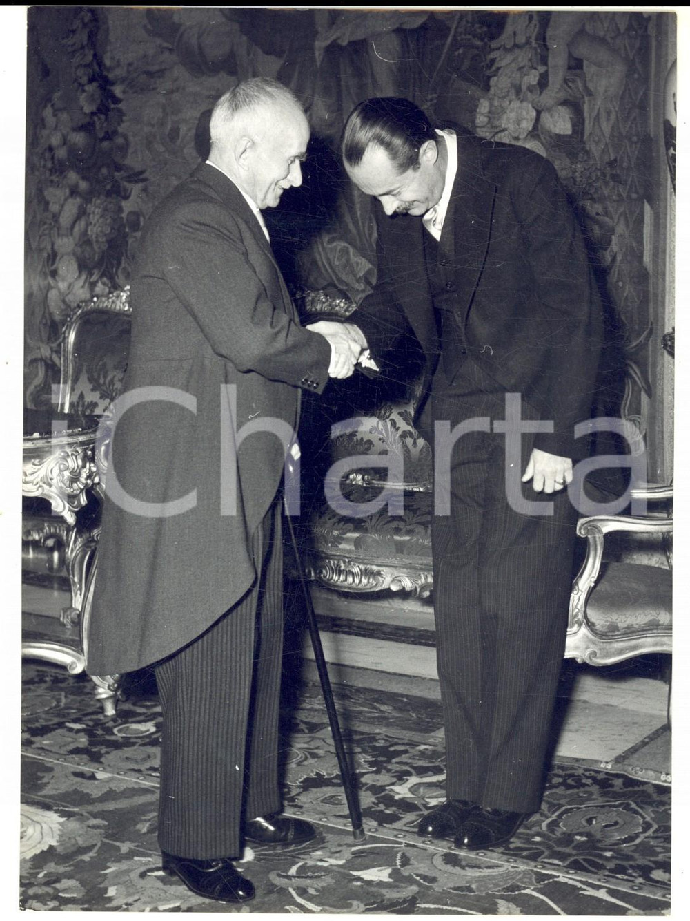 1955 ROMA Ambasciatore Max LOEWENTHAL-CHLUMECKY si presenta a Luigi EINAUDI Fotografia d'epoca con didascalia coeva al verso.  CONDIZIONI: G (ma lieve sovraimpressione) FORMATO: 13x18 cm    originale e autentica 1
