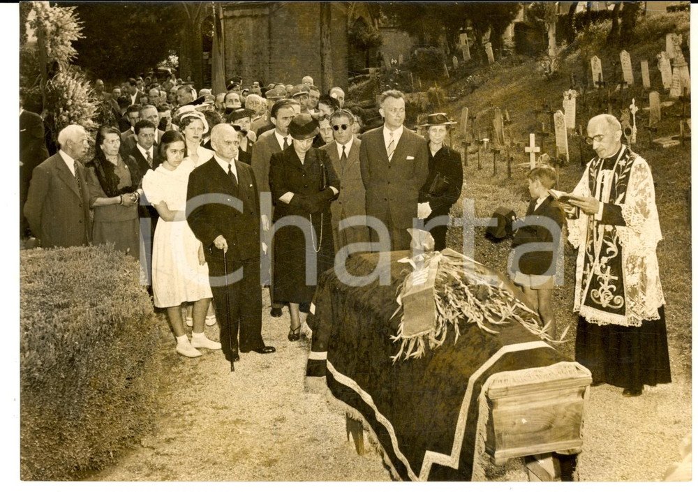 1953 DOGLIANI Luigi EINAUDI e la moglie Ida PELLEGRINI ai funerali del fratello