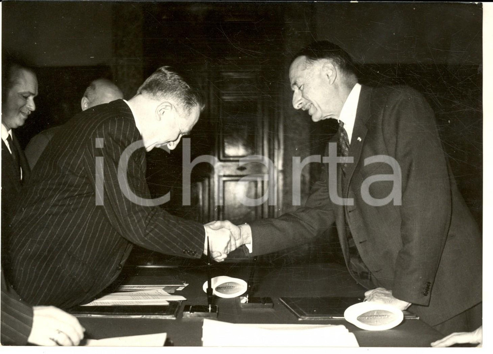 1959 ROMA Trattato Italia-Paesi Bassi - Giuseppe PELLA e Willem Van Bylandt Fotografia d'epoca con didascalia coeva al verso.  CONDIZIONI: G FORMATO: 18x13 cm    originale e autentica 1