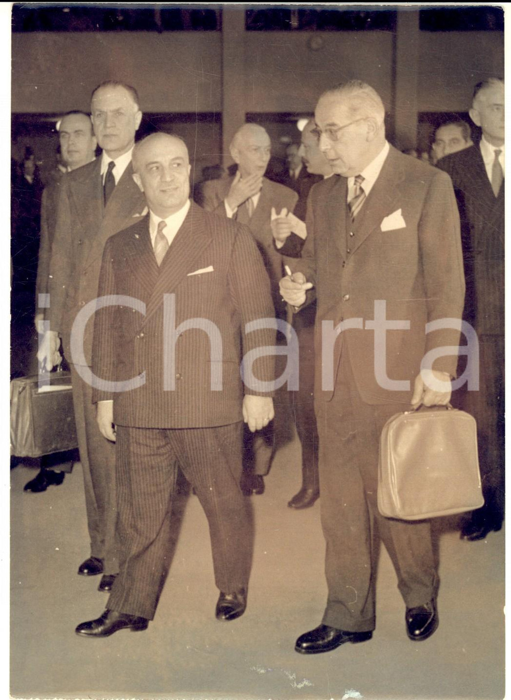 1958 PARIS Arrivo di Amintore FANFANI al vertice NATO *Foto DANNEGGIATA Fotografia d'epoca con didascalia coeva al verso.  CONDIZIONI: VERY POOR (alone diffuso e rigature verticali) FORMATO: 13x18 cm    originale e autentica 1