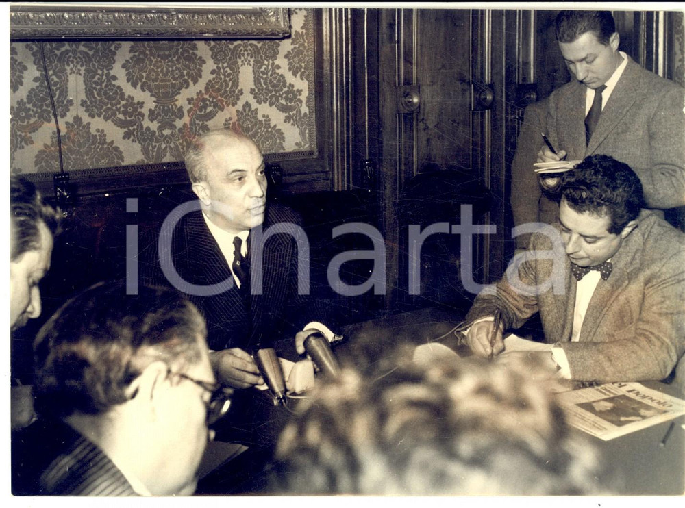 1958 ROMA Amintore FANFANI in conferenza stampa dopo un Consiglio dei Ministri Fotografia d'epoca con didascalia coeva al verso.  CONDIZIONI: FAIR (lievi macchie e alone) FORMATO: 18x13 cm    originale e autentica 1