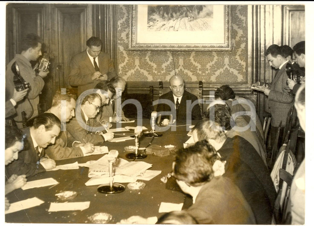 1958 ROMA Amintore FANFANI in conferenza stampa dopo Consiglio dei Ministri Fotografia d'epoca con didascalia coeva al verso.  CONDIZIONI: FAIR (alone diffuso) FORMATO: 18x13 cm    originale e autentica 1