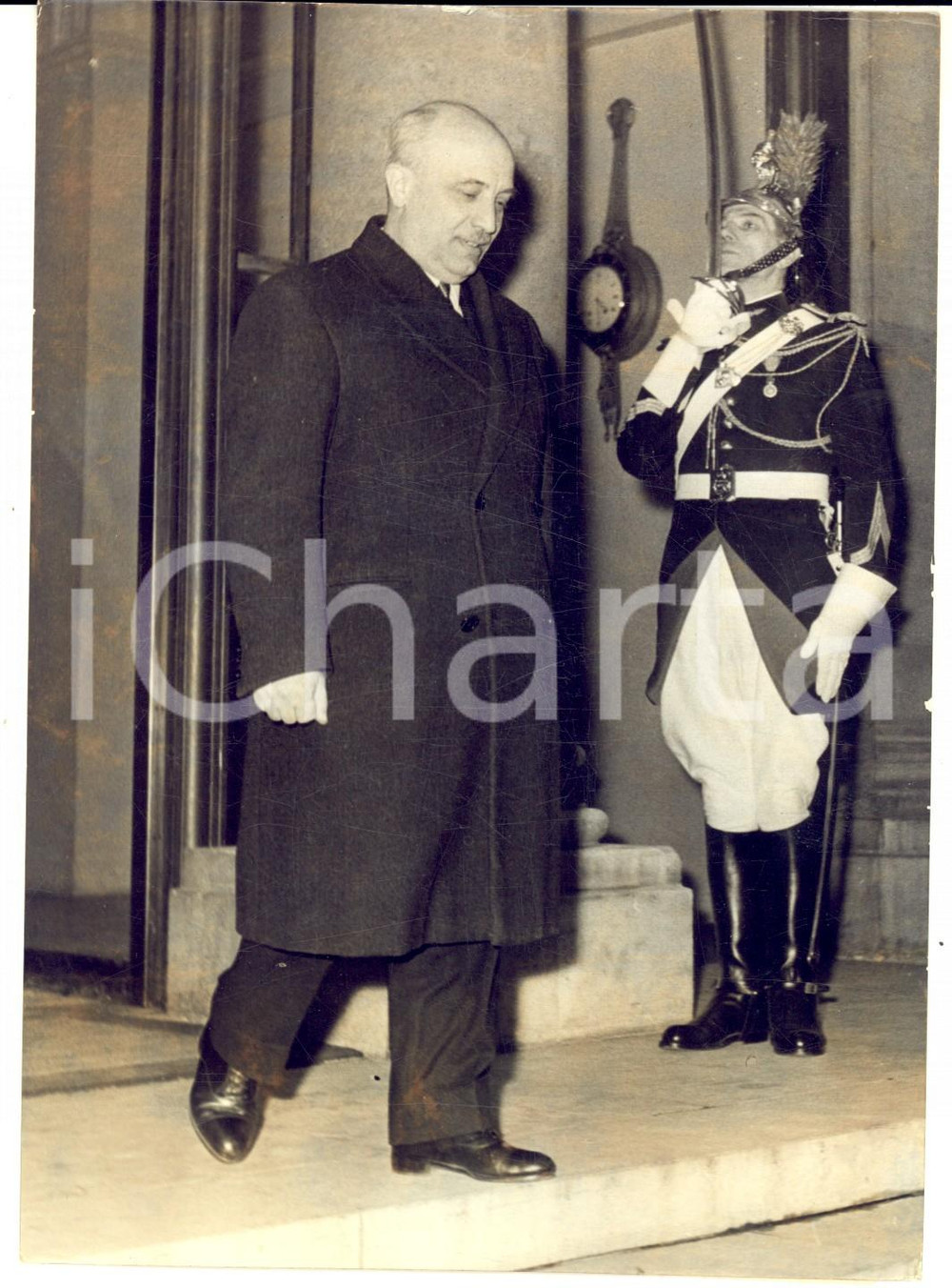 1959 PARIS ELYSEE Amintore FANFANI si reca all'incontro con Charles DE GAULLE Fotografia d'epoca con didascalia coeva al verso.  CONDIZIONI: FAIR (lievi piegature) FORMATO: 13x18 cm     originale e autentica 1