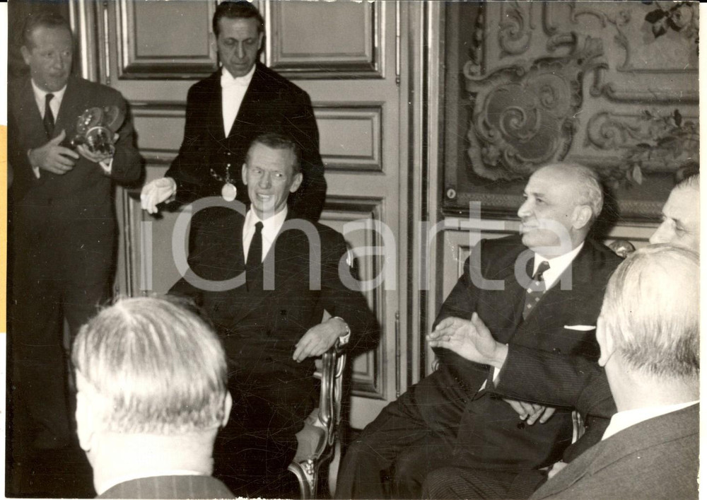 1958 PARIS Hotel MATIGNON - Amintore FANFANI e Maurice COUVE DE MURVILLE *Foto Fotografia d'epoca con didascalia coeva al verso.  CONDIZIONI: fair (piccoli graffi diffusi) FORMATO: 18x13 cm    originale e autentica 1
