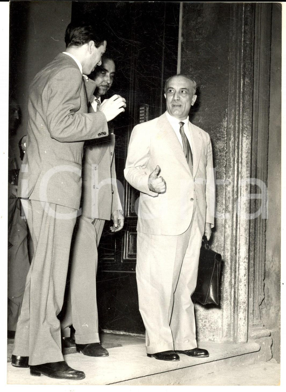 1957 ROMA Amintore FANFANI inizia le consultazioni per formare un nuovo governo Fotografia d'epoca con didascalia coeva al verso.  CONDIZIONI: G FORMATO: 13x18 cm    originale e autentica 1