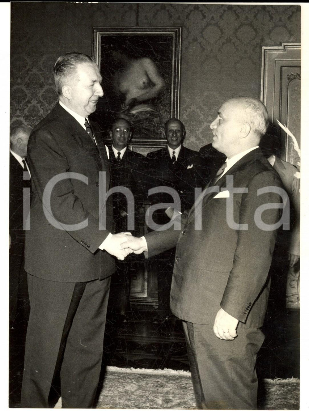 1958 ROMA Passaggio di consegne tra i ministri Giuseppe PELLA e Amintore FANFANI Fotografia d'epoca con didascalia coeva al verso.  CONDIZIONI: G FORMATO: 13x18 cm    originale e autentica 1