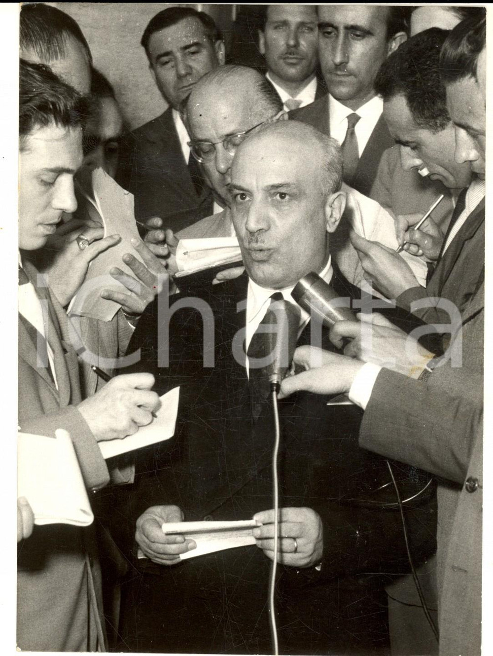 1957 ROMA Amintore FANFANI annuncia la formazione di un nuovo governo Fotografia d'epoca con didascalia coeva al verso.  CONDIZIONI: G FORMATO: 13x18 cm     originale e autentica 1