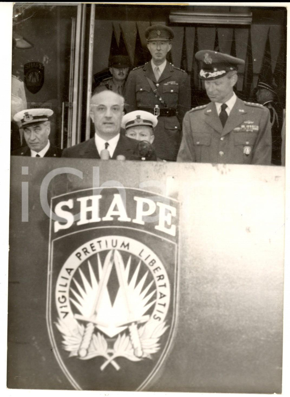 1958 PARIS SHAPE - Amintore FANFANI e il generale Lauris NORSTAD - Foto 13x18 Fotografia d'epoca con didascalia coeva al verso.  CONDIZIONI: POOR (piccoli graffi superficiali diffusi al margine superiore) FORMATO: 13x18 cm    originale e autentica 1