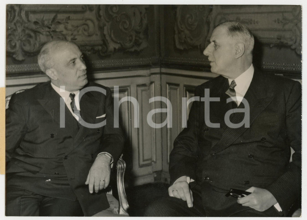 1958 PARIS Hotel MATIGNON - Amintore FANFANI a colloquio con Charles DE GAULLE Fotografia d'epoca con didascalia coeva al verso. CONDIZIONI: GFORMATO: 18x13 cm    originale e autentica 1