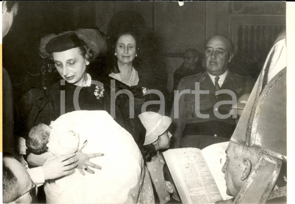 1958 MADRID Francisco FRANCO al battesimo del nipote JosÃ© Cristobal Guillermo Fotografia d'epoca, con didascalia coeva al verso. CONDIZIONI: G (ma piccola sbrecciatura al margine superiore)FORMATO: 18x13 cm    originale e autentica 1
