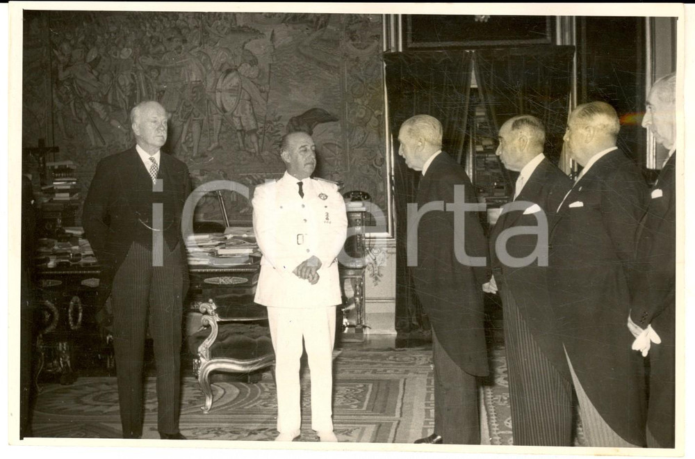 1954 MADRID Francisco FRANCO riceve la Sociedad EspaÃ±ola de RIO TINTO *Foto Fotografia d'epoca, con didascalia coeva al verso. CONDIZIONI: POOR (ondulatura centrale e alone al lato destro)FORMATO: 18x13 cm    originale e autentica 1