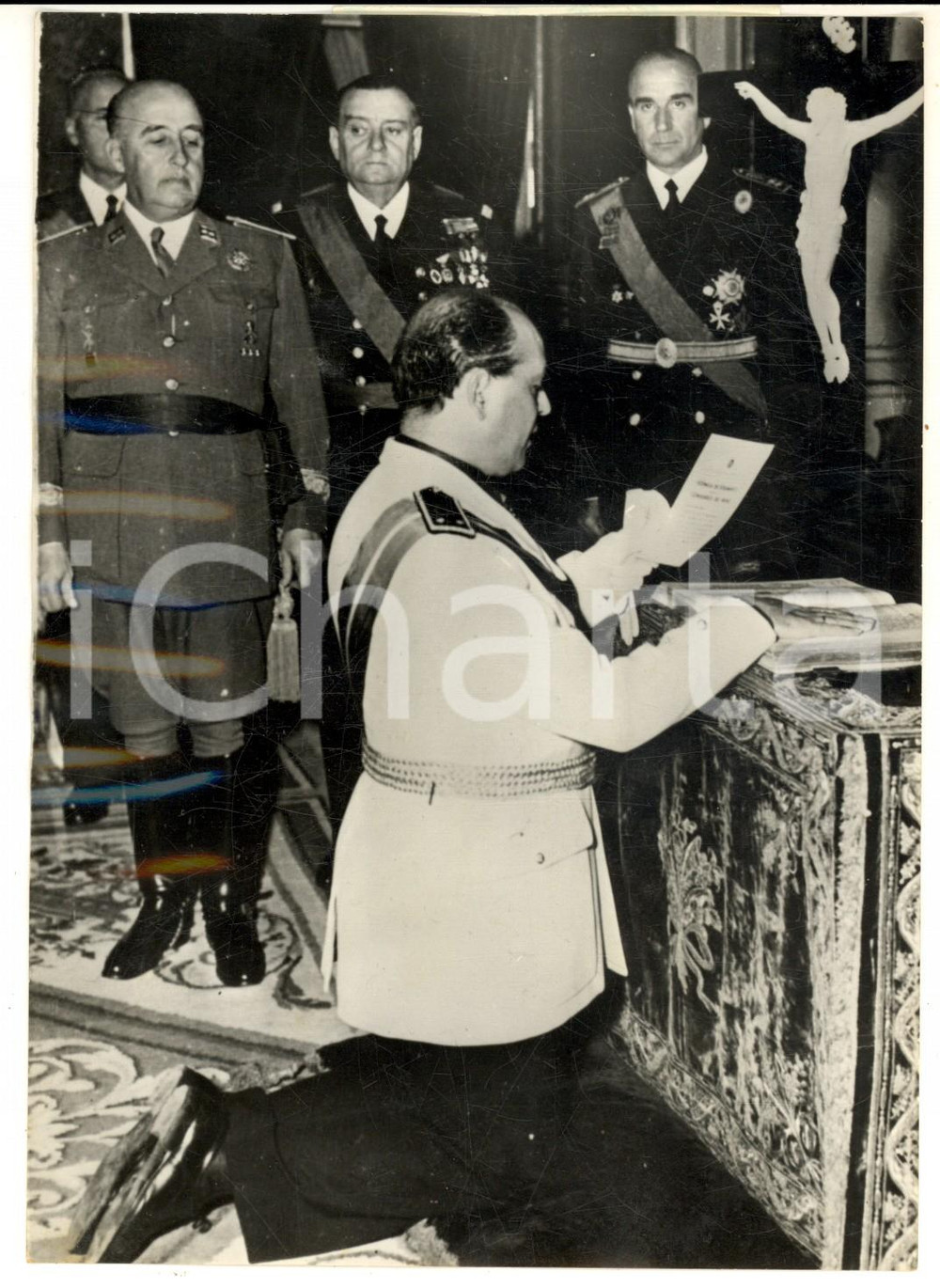 1953 (1957) MADRID Francisco FRANCO al giuramento del generale JosÃ© SOLIS RUIZ Fotografia d'epoca, con didascalia coeva al verso.Ristampa originale del 1957 dalla fotografia del 1953. CONDIZIONI: POOR (ondulatura al lato sinistro)FORMATO: 13x18 cm     originale e autentica 1
