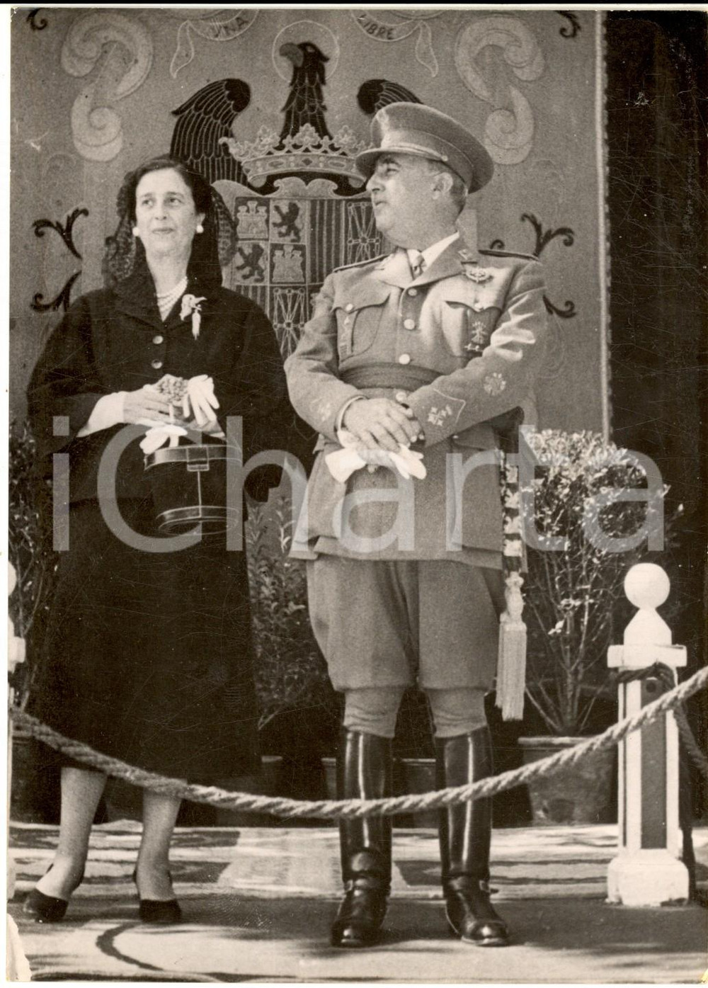 1953 MADRID Francisco FRANCO assiste alla parata della Guardia del Corpo Fotografia d'epoca, con didascalia coeva al verso. CONDIZIONI: POOR (rigature superficiali)FORMATO: 13x18 cm    originale e autentica 1