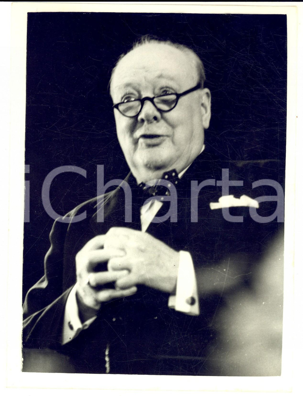 1953 LONDON Sir Winston CHURCHILL making his speech at MARGATE *Photo 15x20 cm Fotografia d'epoca, con didascalia coeva al verso.  CONDIZIONI: FAIR (lievi graffi superficiali e sovraimpressione) FORMATO: 15x20 cm    originale e autentica 1