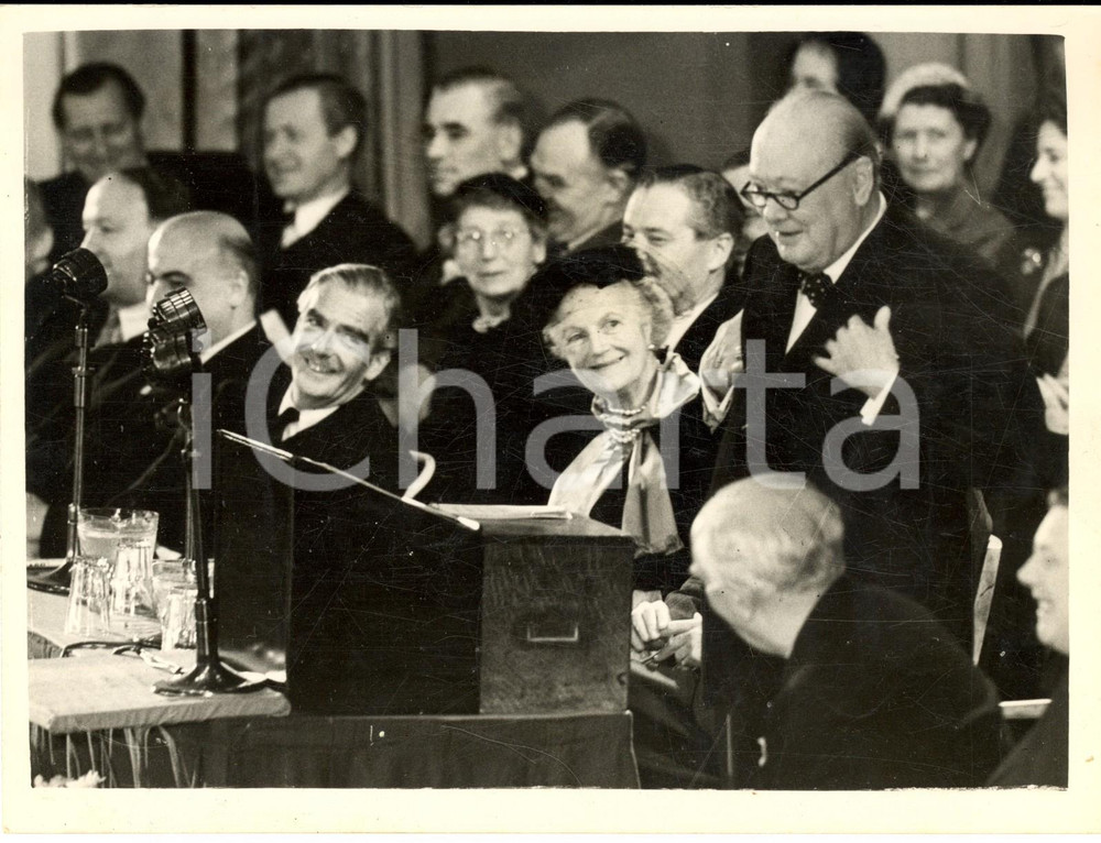1953 LONDON Conservative Party Conference - Winston CHURCHILL making his speech Fotografia d'epoca, con didascalia coeva al verso.  CONDIZIONI: POOR (piegature superficiali e sovraimpressione) FORMATO: 20x15 cm    originale e autentica 1