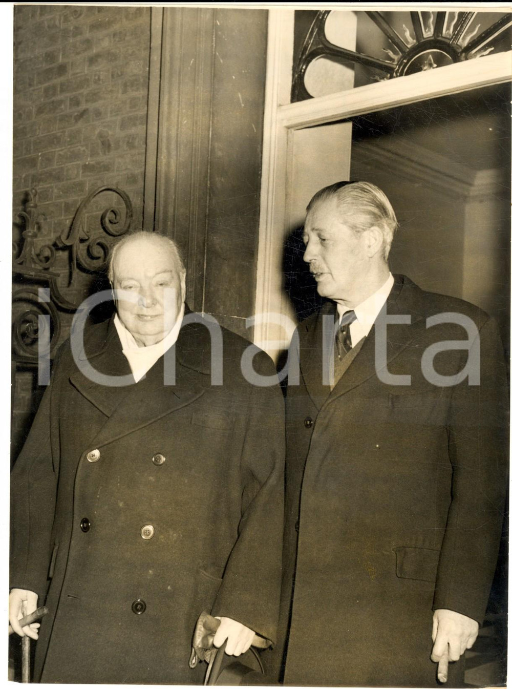 1957 LONDON 10 Downing Street - Winston CHURCHILL and Harold MACMILLAN *Photo Fotografia d'epoca, con didascalia coeva al verso.  CONDIZIONI: G (ma lieve alone) FORMATO: 15x20 cm     originale e autentica 1
