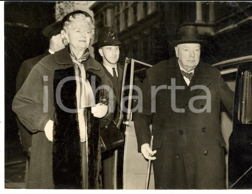 1956 LONDON Downing Street - Winston CHURCHILL and his wife arriving for lunch Fotografia d'epoca, con didascalia coeva al verso.  CONDIZIONI: FAIR (lievi piegature) FORMATO: 20x15 cm    originale e autentica 1