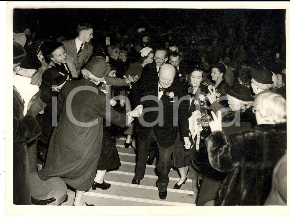 1953 LONDON Winston CHURCHILL at the end of Primrose League  Grand Habitation Fotografia d'epoca, con didascalia coeva al verso.  CONDIZIONI: G (ma piccola piegatura e lieve sovraimpressione) FORMATO: 20x15 cm    originale e autentica 1