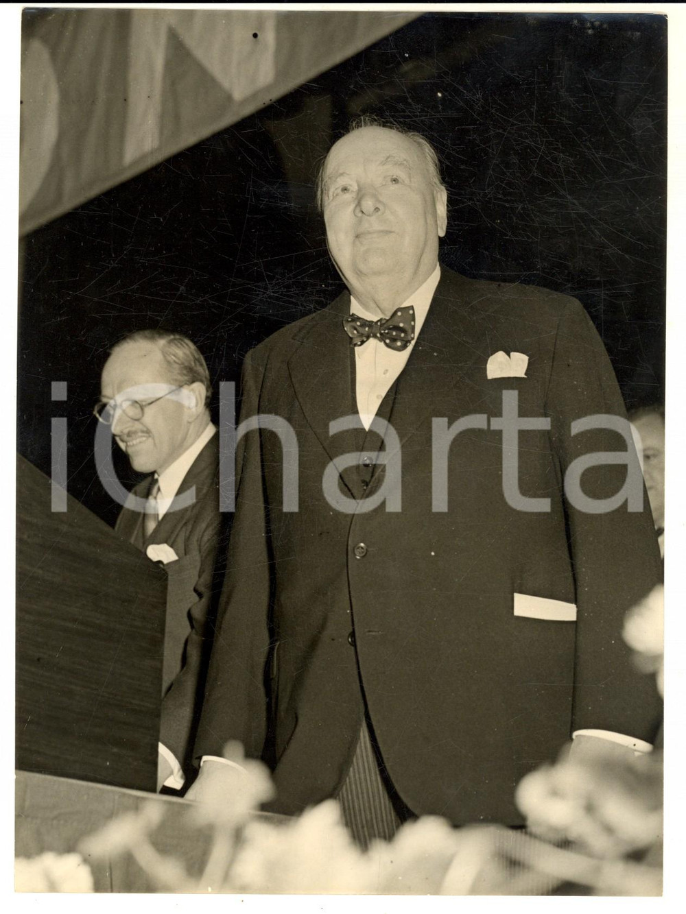 1953 LONDON MARGATE Conference - Sir Winston CHURCHILL and Lord SALISBURY *Photo Fotografia d'epoca, con didascalia coeva al verso.  CONDIZIONI: G (ma lieve sovraimpressione) FORMATO: 15x20 cm    originale e autentica 1
