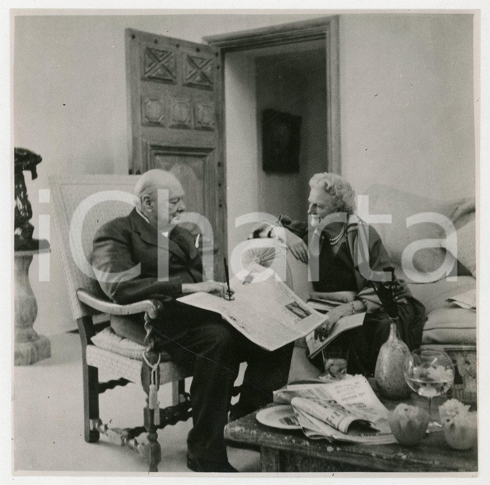 1958 LONDON Sir Winston and Lady CHURCHILL - Golden wedding anniversary *Photo Fotografia d'epoca, con didascalia coeva al verso. CONDIZIONI: POOR (piegatura diagonale)FORMATO: 16x16 cm    originale e autentica 1