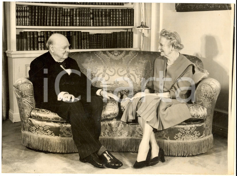 1956 LONDON Sir Winston CHURCHILL celebrating his 82nd birthday at home *Photo Fotografia d'epoca, con didascalia coeva al verso.  CONDIZIONI: G (ma minima piegatura diagonale) FORMATO: 20x15 cm    originale e autentica 1