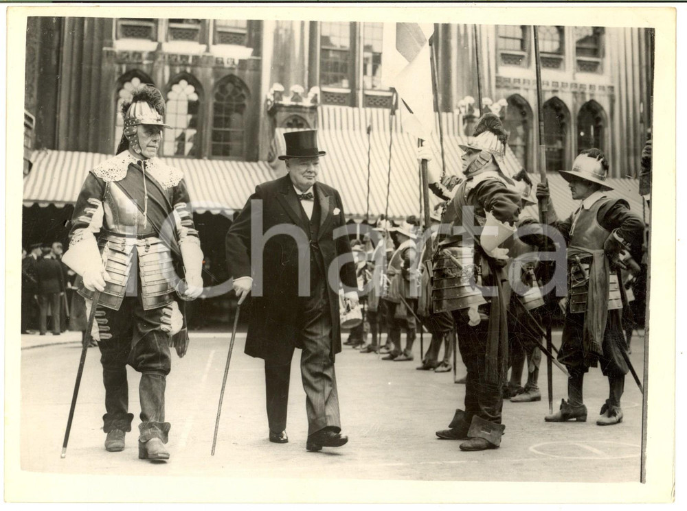 1955 LONDON GUILDHALL Winston CHURCHILL inspecting the Guard of Honour *Photo Fotografia d'epoca, con didascalia coeva al verso. CONDIZIONI: G (ma lieve piegatura all'angolo superiore destro) FORMATO: 20x15 cm    originale e autentica 1