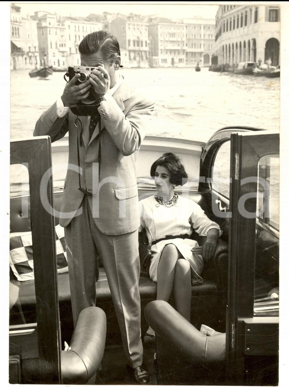 1955 ca VENEZIA Carmen FRANCO con il marito marchese VILLAVERDE sul Canal Grande Fotografia d'epoca, con didascalia coeva al verso. CONDIZIONI: GFORMATO: 13x18 cm    originale e autentica 1