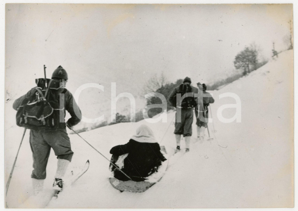Febbraio 1956 CASAMAINA (AQ) Gli olimpionici di sci salvano una donna *Foto Fotografia d'epoca, con didascalia coeva al verso. CONDIZIONI: G FORMATO: 13x18 cm    originale e autentica 1
