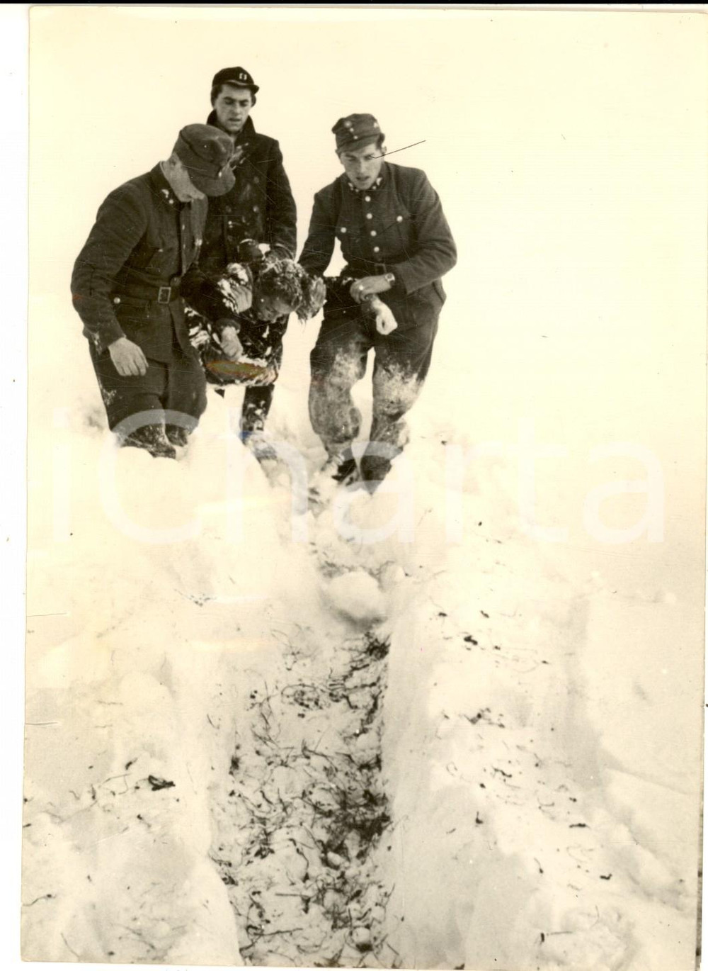 1954 BLONS (AUSTRIA) Polizia estrae le vittime di una valanga - Foto 13x18 cm Fotografia d'epoca con didascalia coeva.  CONDIZIONI: FAIR (ondulazioni)    originale e autentica 1
